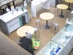 Detik-detik Maling Curi Puluhan iPhone, Toko di Pekanbaru Rugi Rp 501 Juta