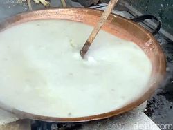 Gurih Berempah! Bubur Suro Sunan Bonang Disajikan Sejak 1937 Gurih Berempah! Bubur Suro Sunan Bonang Disajikan Sejak 1937