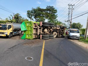 Truk Angkut Pasir Terguling Bikin Lalin Bangkalan Macet hingga 1 Km Truk Angkut Pasir Terguling Bikin Lalin Bangkalan Macet hingga 1 Km