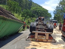 Truk Kontainer Sempat Tancap Gas Sebelum Terguling di Jalan Semarang-Magelang