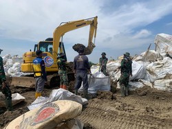 Prajurit Yonzipur 4/TK Bantu Tutup Tanggul Jebol di Demak