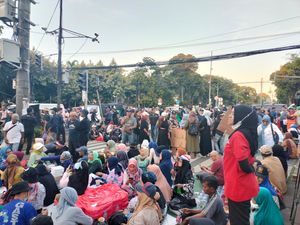 Momen 2 Kubu Massa Demo di Depan KPU Buka Puasa Bersama