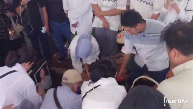 6 Potret Mantan Istri Nangis di Pemakaman Donny Kesuma