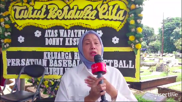 6 Potret Mantan Istri Nangis di Pemakaman Donny Kesuma