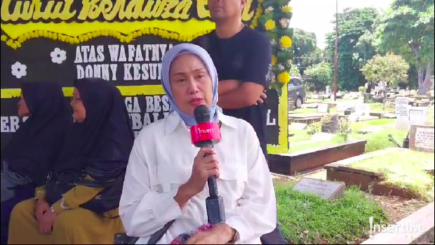 6 Potret Mantan Istri Nangis di Pemakaman Donny Kesuma