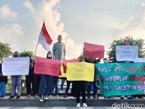 Massa di Surabaya Kembali Gelar Aksi Dukung Hasil Rekapitulasi KPU