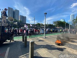Massa Demo Depan Gedung Polda Metro, Lalin Jalan Sudirman Macet
