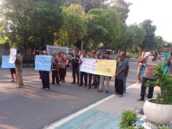 Massa AMSPJ Demo Polres-KPU Jombang Buntut Postingan Connie Bakrie