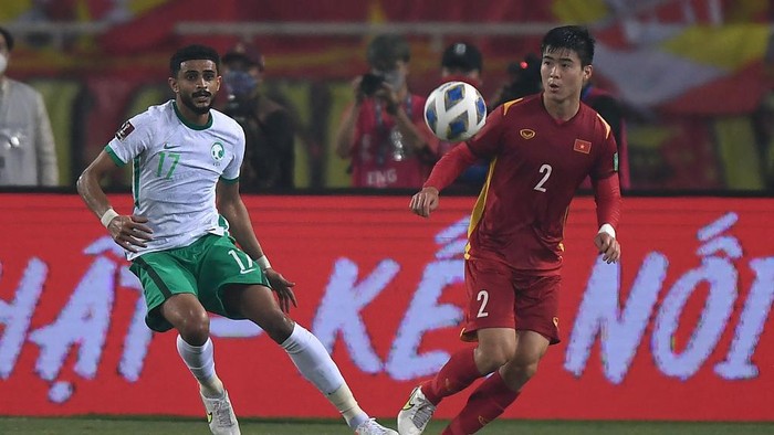 Vietnams defender Duy Manh Do (R) and Saudi Arabias defender Abdulelah al-Amri vie for the ball during the FIFA World Cup Qatar 2022 qualifying round Group B football match between Vietnam and Saudi Arabia at My Dinh National Stadium in Hanoi on November 16, 2021. (Photo by Nhac NGUYEN / AFP)