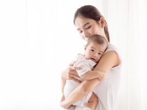 Tak Boleh Sembarangan Peluk dan Cium Anak Orang, Ternyata Ini Alasannya Tak Boleh Sembarangan Peluk dan Cium Anak Orang, Ternyata Ini Alasannya