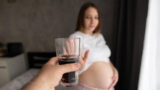Ilustrasi Ibu Hamil Minum Soda