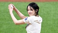 Potret Jeon Jong Soo Lempar Bola Baseball, Tubuh Seksi bak Huruf S Disorot