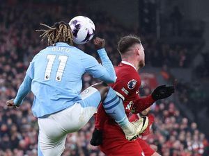 Badan Wasit Premier League: Tendangan Doku ke Mac Allister Bukan Penalti