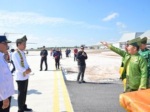 Momen Jokowi Disambut Prosesi Adat Tepung Tawar Saat Tiba di Kalbar