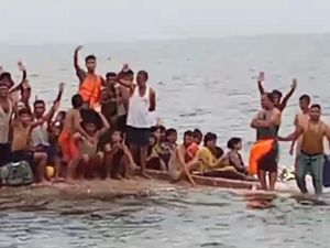 Pengungsi Rohingya Terjebak di Atas Kapal Terbalik di Laut Aceh Barat Pengungsi Rohingya Terjebak di Atas Kapal Terbalik di Laut Aceh Barat