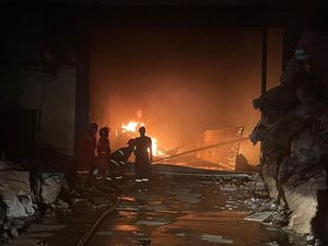 Pabrik Pengolahan Limbah Plastik di Batam Terbakar Pabrik Pengolahan Limbah Plastik di Batam Terbakar