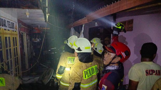 Kebakaran terjadi di permukiman padat penduduk di Sumur Batu, Kemayoran, Jakpus. Sebanyak 100 personel damkar dikerahkan ke lokasi kebakaran. (dok Damkar Jakpus)