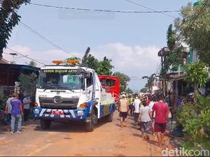 Bus Seruduk Motor hingga Rumah di Singosari Malang Tewaskan 1 Orang Bus Seruduk Motor hingga Rumah di Singosari Malang Tewaskan 1 Orang