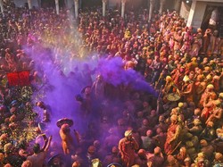 Momen Ribuan Umat Hindu India Rayakan Festival Holi