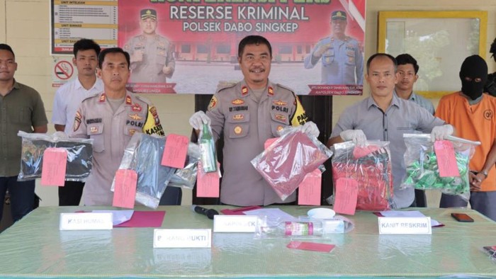 Konferensi pers pencabulan anak di bawah umur di Lingga, Kepri. (Dok Polres Lingga)