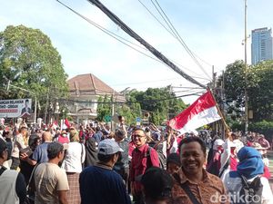 Massa Demo Mulai Padati Jalan Depan Gedung KPU Massa Demo Mulai Padati Jalan Depan Gedung KPU
