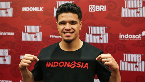 Pemain timnas Indonesia Ragnar Oratmangoen berpose usai wawancara Media Day di Jakarta, Selasa (19/3/2024). Garuda Sepakbola Indonesia (GSI) menggelar acara Media Day tersebut mengenai persiapan pemain Timnas Indonesia jelang laga kualifikasi Piala Dunia melawan Vietnam pada 21 Maret 2024 di SUGBK. ANTARA FOTO/Asprilla Dwi Adha