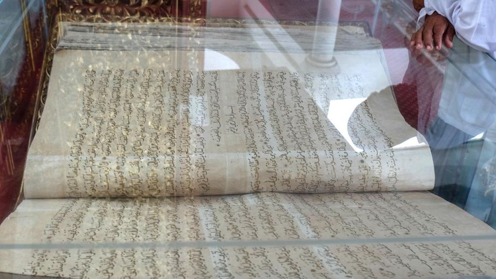 Melihat Al-Quran Raksasa Peninggalan Paku Buwono X