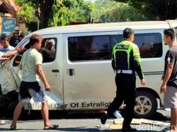 Minibus Muatan Sabun Terguling di Jalan Andalas Klaten