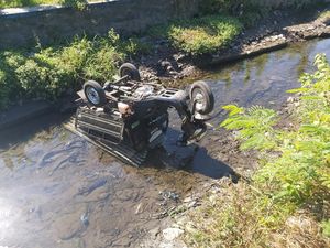 Oleng Saat Lintasi Jalan Bergelombang, Motor Roda 3 Nyemplung Sungai Oleng Saat Lintasi Jalan Bergelombang, Motor Roda 3 Nyemplung Sungai