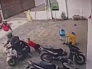 Aksi Pegawai Mini Market Kejar Perampok yang Gasak Uang Rp 67 Juta Aksi Pegawai Mini Market Kejar Perampok yang Gasak Uang Rp 67 Juta