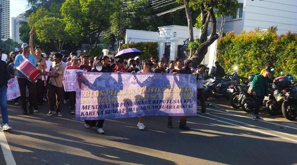 Pelajar dan Mahasiswa Dukung Penetapan Hasil Pemilu di Depan Kantor KPU RI