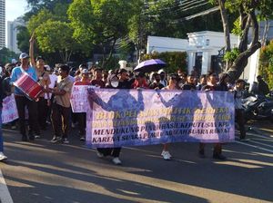 Pelajar dan Mahasiswa Dukung Penetapan Hasil Pemilu di Depan Kantor KPU RI