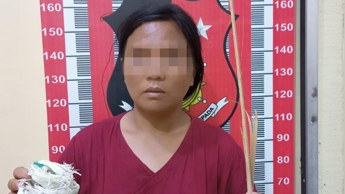 Pelaku saat diamankan di Polres Tapteng.