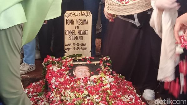 Donny Kesuma Dimakamkan, Tangis Eks Istri hingga 3 Anak Turun ke Liang Lahad
