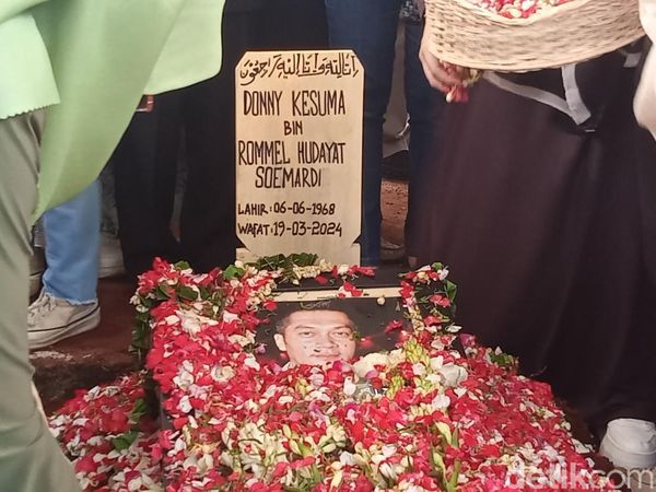 Donny Kesuma Dimakamkan, Tangis Eks Istri hingga 3 Anak Turun ke Liang Lahad