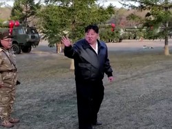 Kim Jong Un Cek Langsung Latihan Peluncuran Roket Super Besar Korut