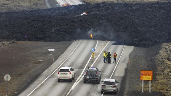 Penampakan Jalan Terputus Akibat Gunung Meletus di Islandia