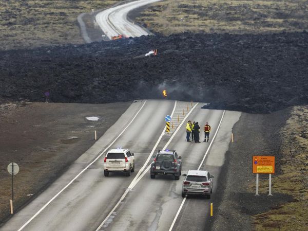 Penampakan Jalan Terputus Akibat Gunung Meletus di Islandia