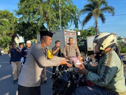 Safari Ramadan, Polres Jakbar Santuni Anak Yatim hingga Bagi Takjil ke Warga