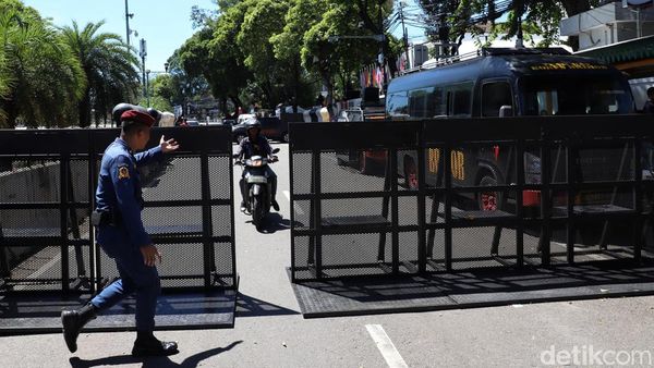 Potret Pengamanan Gedung KPU Jelang Pengumuman Hasil Pemilu 2024