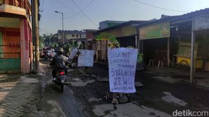 Potret Jalanan Rusak di Sidoarjo Jadi Kebun Pisang