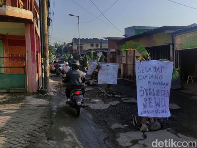 Potret Jalanan Rusak di Sidoarjo Jadi Kebun Pisang