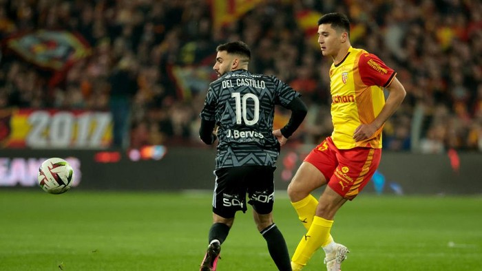 LENS, FRANCE - MARCH 9: Abdukodir Khusanov of Lens, left Romain Del Castillo of Brest in action during the Ligue 1 Uber Eats match between RC Lens and Stade Brestois 29 at Stade Bollaert-Delelis on March 9, 2024 in Lens, France. (Photo by Jean Catuffe/Getty Images)