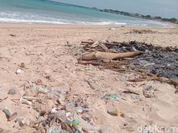 Pantai Kedonganan Diserbu Sampah, Sekitar 100 Ton Diangkut Sejak Pagi