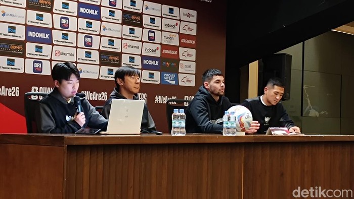 Shin Tae-yong dan Sandy Walsh menjelang laga Indonesia vs Vietnam.