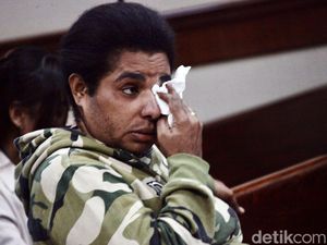 Tangis Sang Istri di Sidang Vonis Eks Kadis PUPR Papua Tangis Sang Istri di Sidang Vonis Eks Kadis PUPR Papua