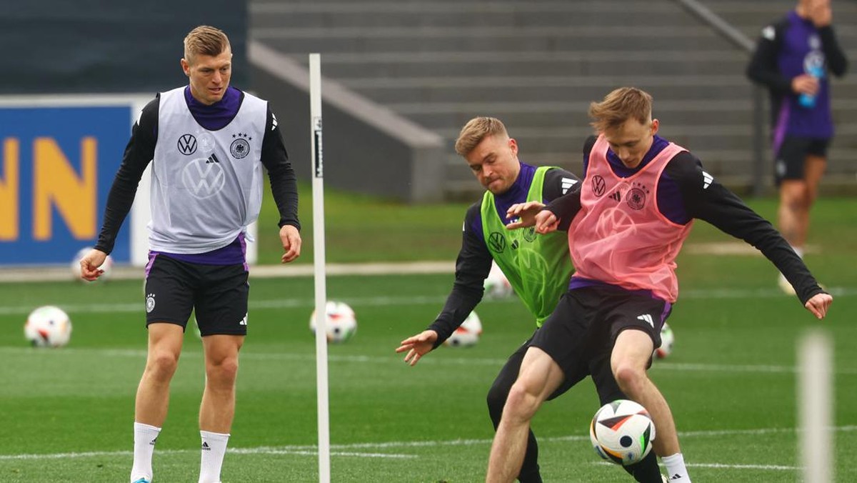 Toni Kroos (kiri) kembali perkuat Timnas Jerman (REUTERS/Kai Pfaffenbach)