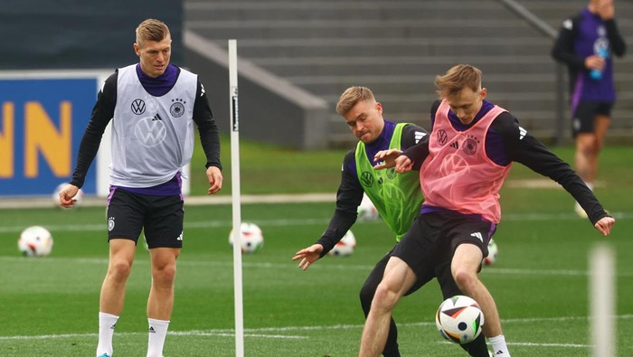 Soccer Football - International Friendly - Germany Training - DFB Campus, Frankfurt, Germany - March 19, 2024 Germanys Toni Kroos with Maximilian Mittelstadt and Maximilian Beier during training REUTERS/Kai Pfaffenbach