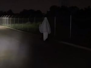 Viral Bikin Jantungan, Wanita Pulang Tarawih Pakai Mukena Putih Naik Skuter Viral Bikin Jantungan, Wanita Pulang Tarawih Pakai Mukena Putih Naik Skuter