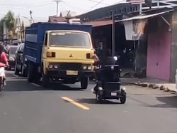 Viral Wanita ODGJ Bawa Motor Listrik Lawan Arah-Berhadapan dengan Truk